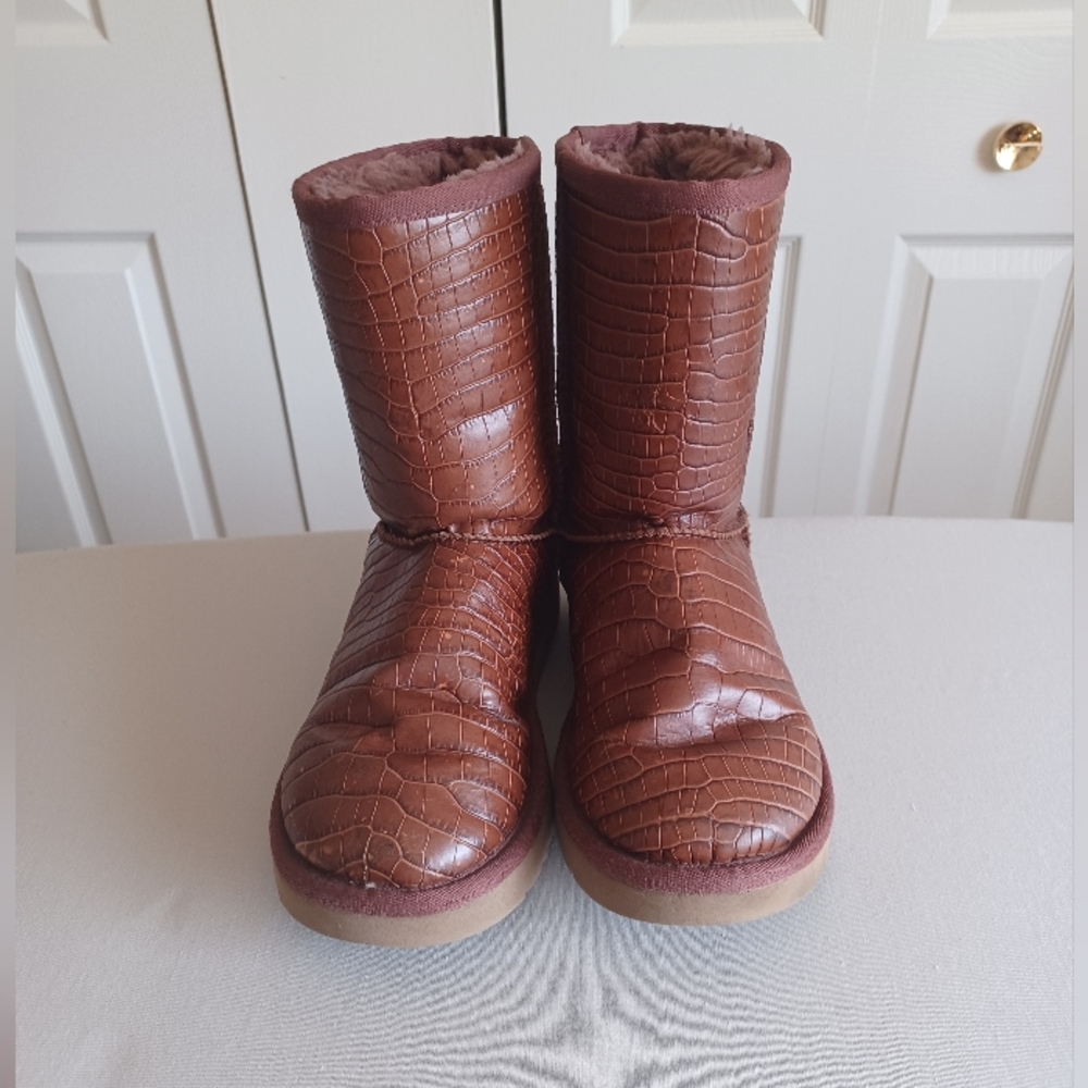 UGG Women's 5 Classic Short Crocodile Embossed Red/Brown Leather Boots - Picture 4 of 16